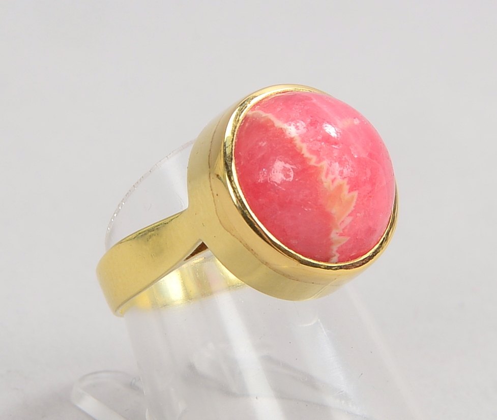 Ring, 585 GG (gestempelt), besetzt mit einzelnem Rhodochrosit, Stein im Cabochonschliff; RG 53, Gewi