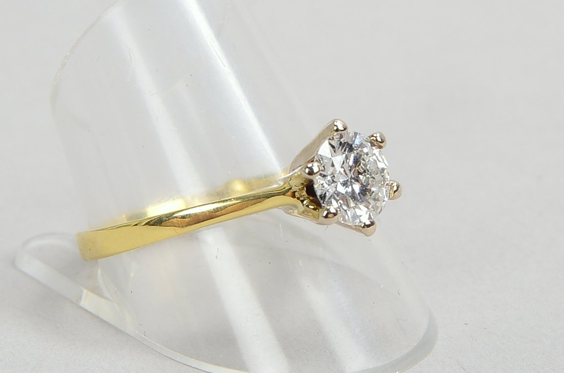 Ring, 585 GG (gestempelt), besetzt mit Labor-Brillantsolitär von 1,01 ct, Farbe 'D', 'Vsi'; RG 63, G