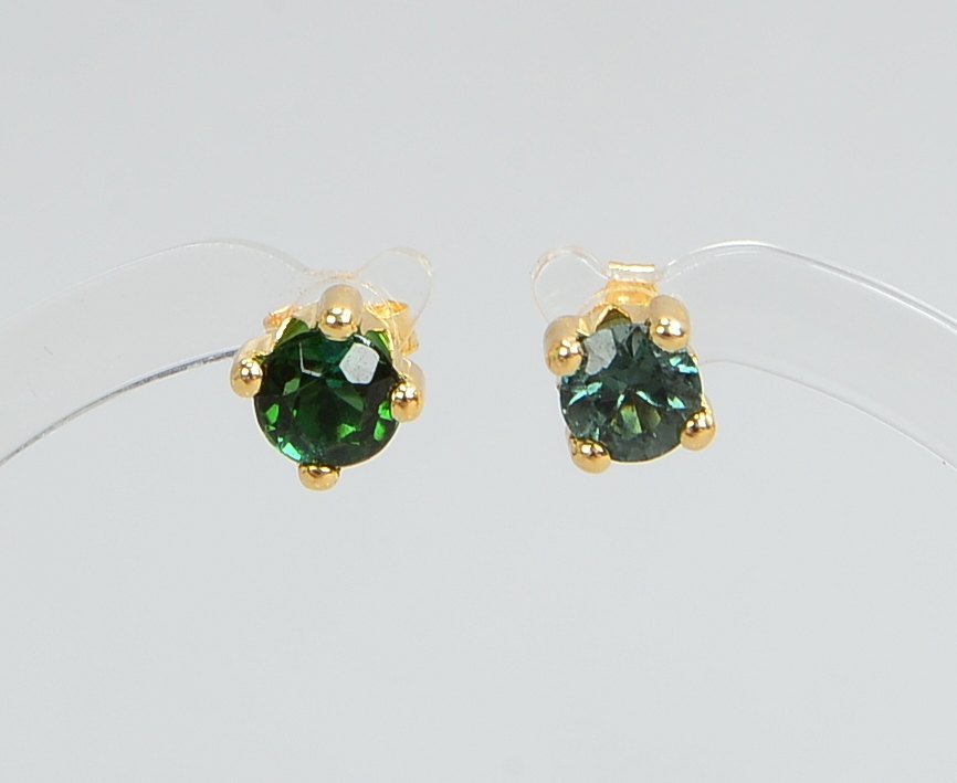Paar Ohrstecker, 585 GG (gestempelt), jeweils besetzt mit einzelnem Turmalin/zusammen ca. 1,2 ct; Ge