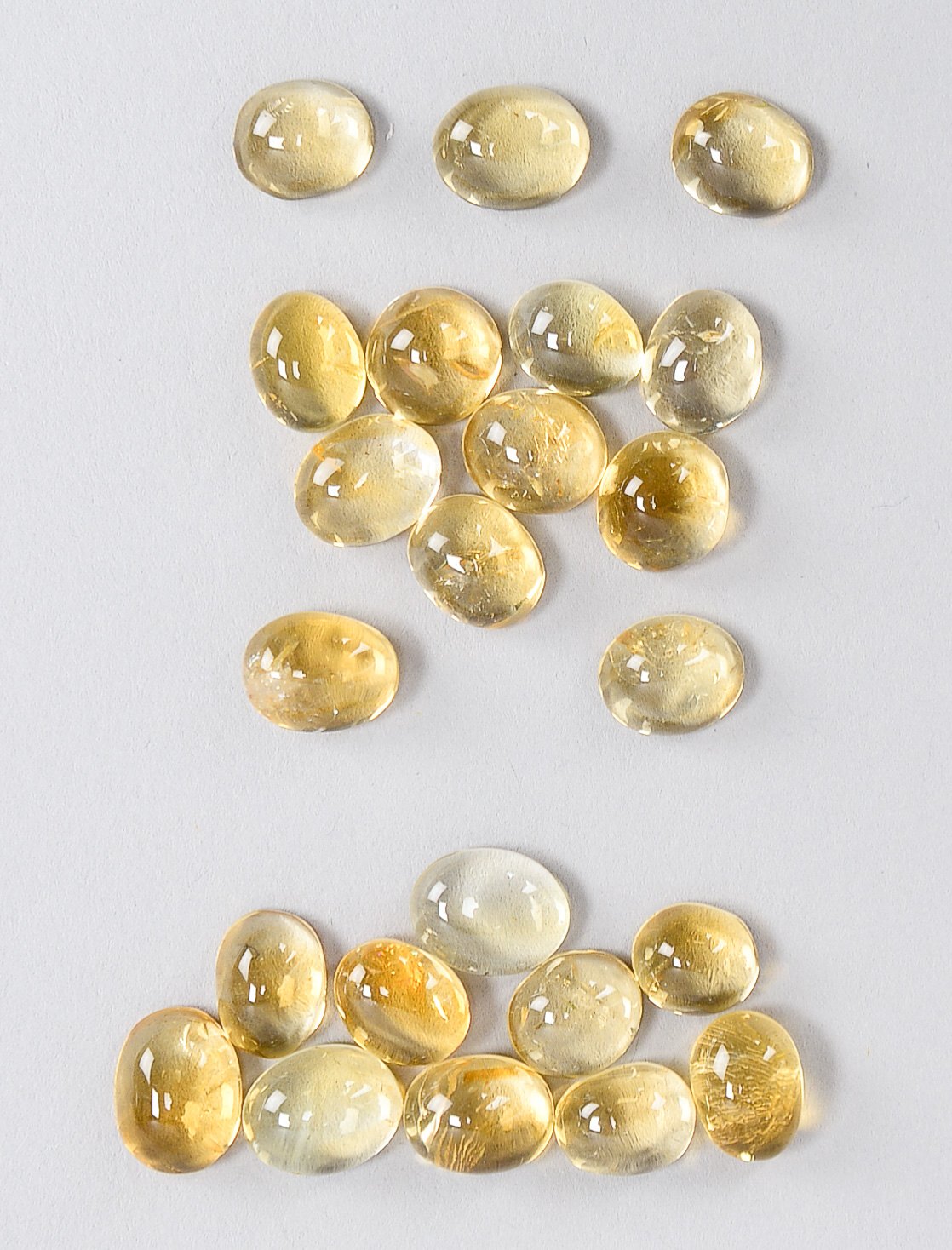 Konvolut loser Citrine (?), jeweils im Cabochonschliff, zusammen ca. 56 ct, in den Farben honiggold