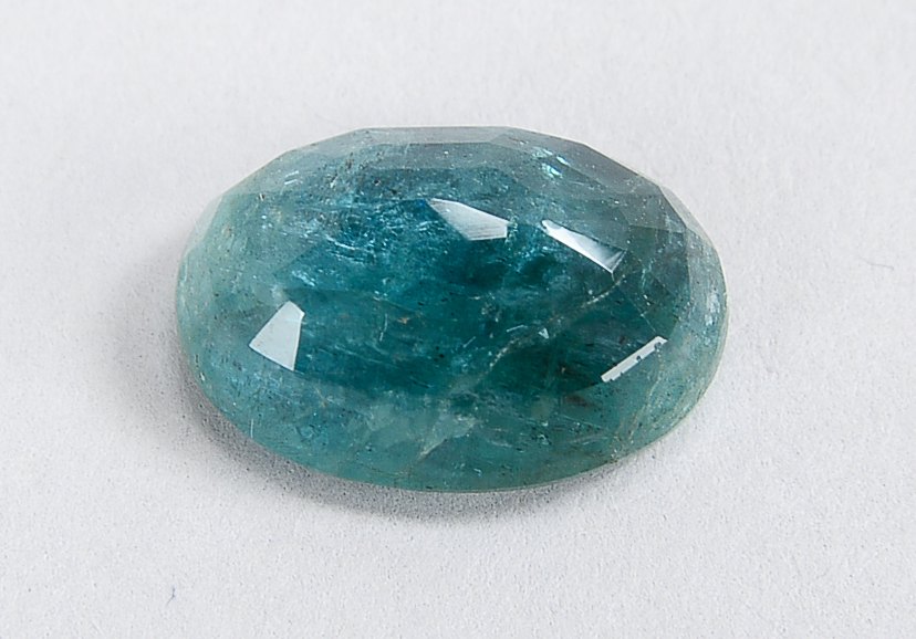 Loser Smaragd (Beryll-Mineral), großer natürlicher Stein im ovalen Facettenschliff, kräftig mittel-