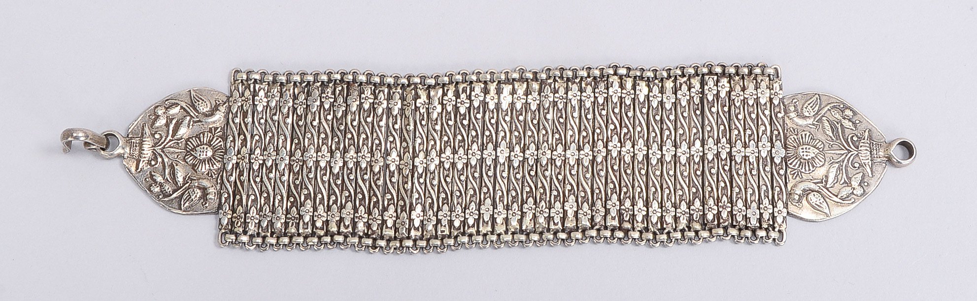 Ethnoschmuck (Indien): Gliederarmband, Silber floral ziseliert, Armband mit Hakenschließe; Länge 20