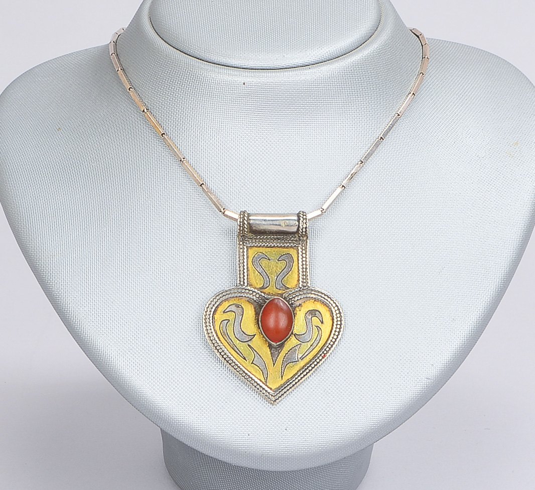 Ethnoschmuck (Turkmenistan): Collier, Silber, Amulett mit Carneolbesatz, Stein im Cabochonschliff, p