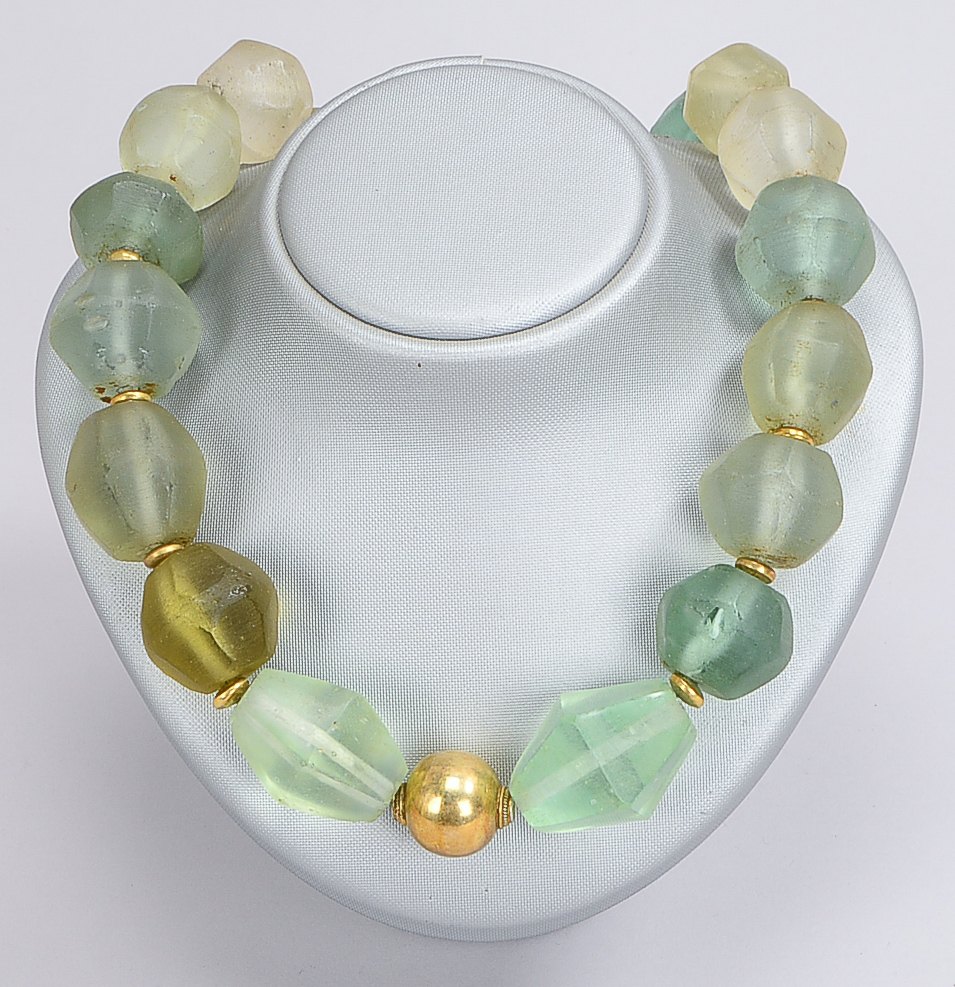 Ethnoschmuck (Thailand): Collier, umlaufend besetzt mit alten Glasperlen, facettierte Perlen in Wei