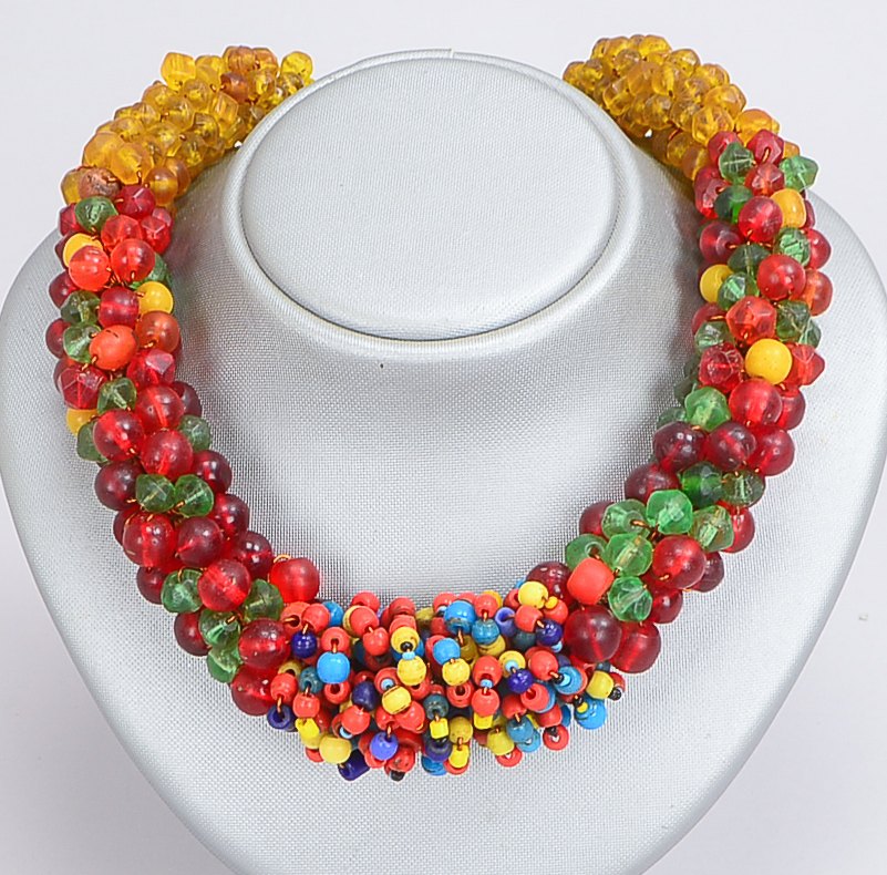 Ethnoschmuck (Sahara-Gebiet/Nordafrika): Collier, massiver traubenförmiger Strang besetzt mit bunten