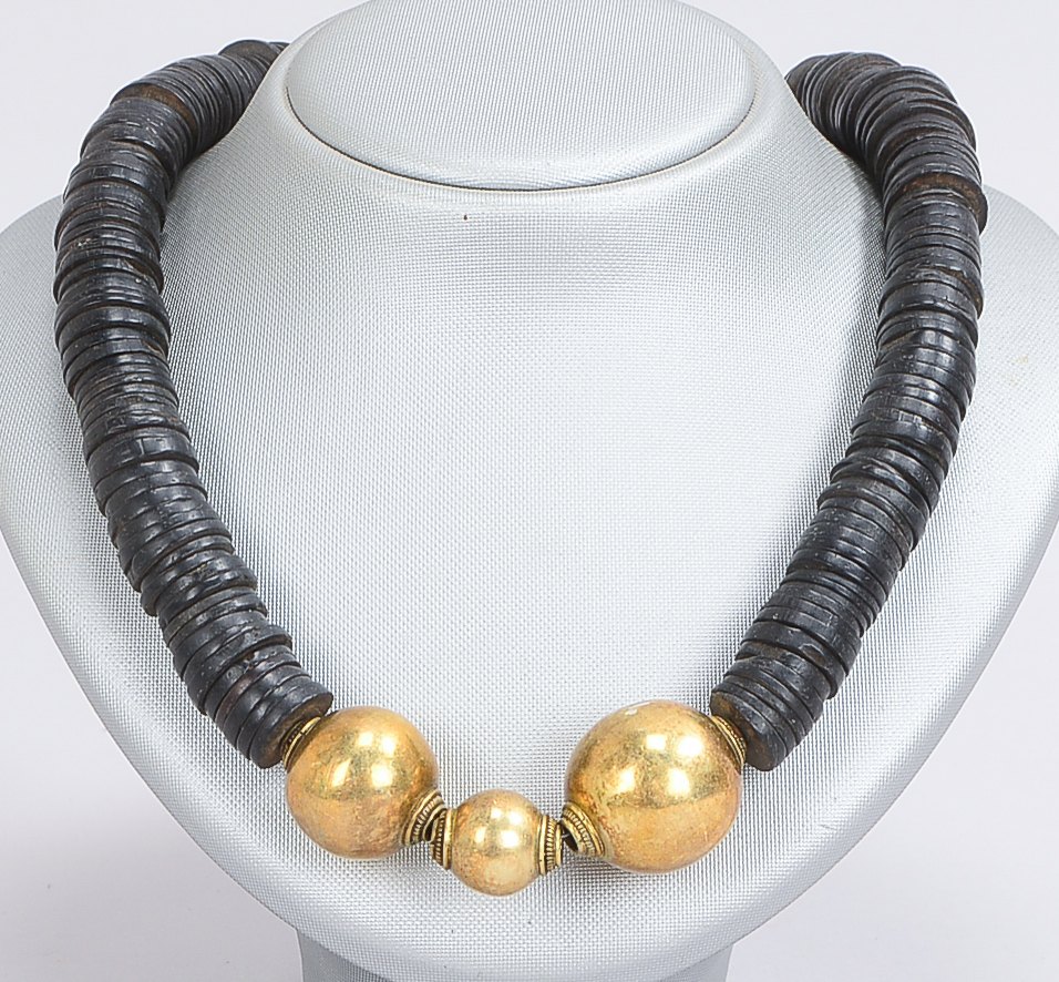 Ethnoschmuck (Afrika): Collier, umlaufend besetzt mit Kokosnuss-Plättchen, mittig mit 3x Silber-Zier