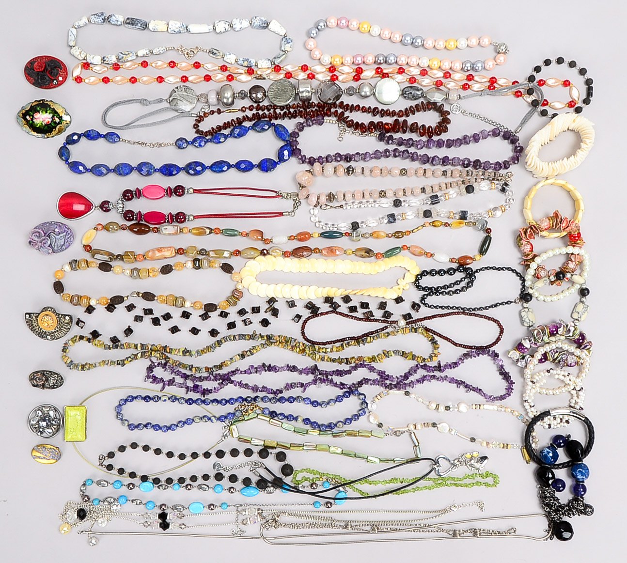 Großes Schmuck-Konvolut verschiedener Halsketten, Armbänder und Broschen, zum Teil Modeschmuck, vers