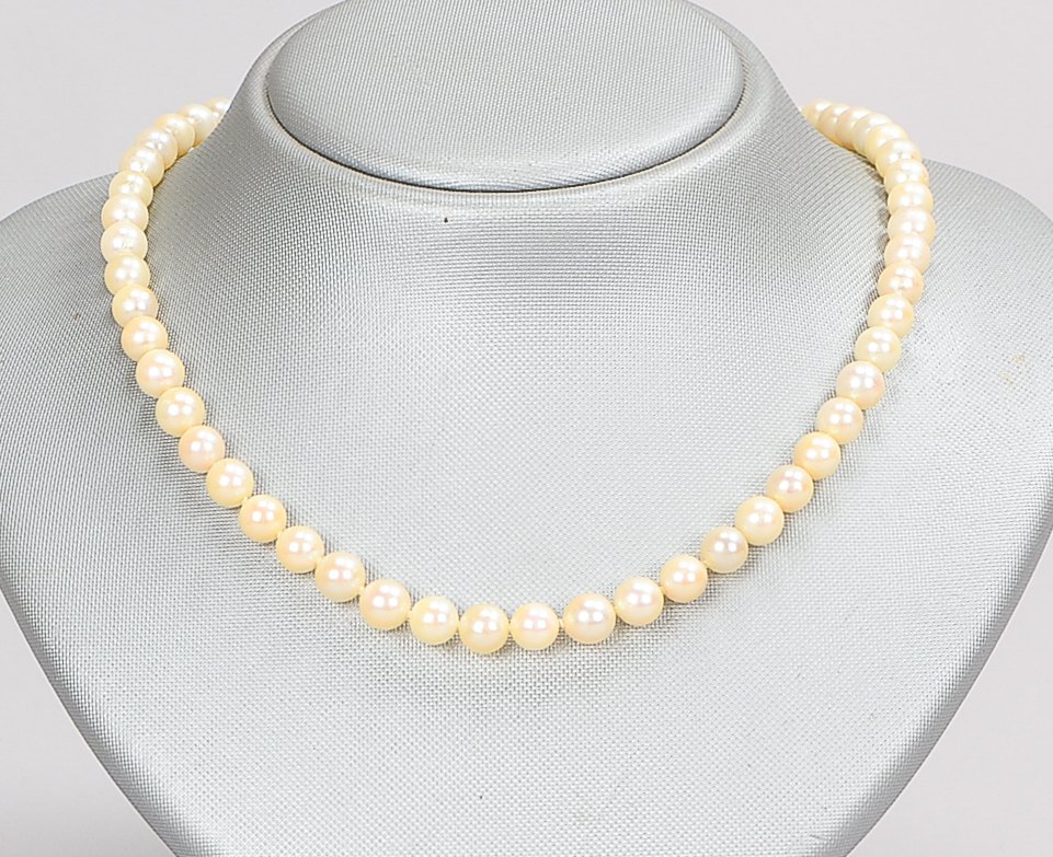 Perlenkette, Durchmesser Perle Ø 7 mm, einzeln geknotet, 750 WG-Schließe; Länge 42 cm, Gewicht Schli