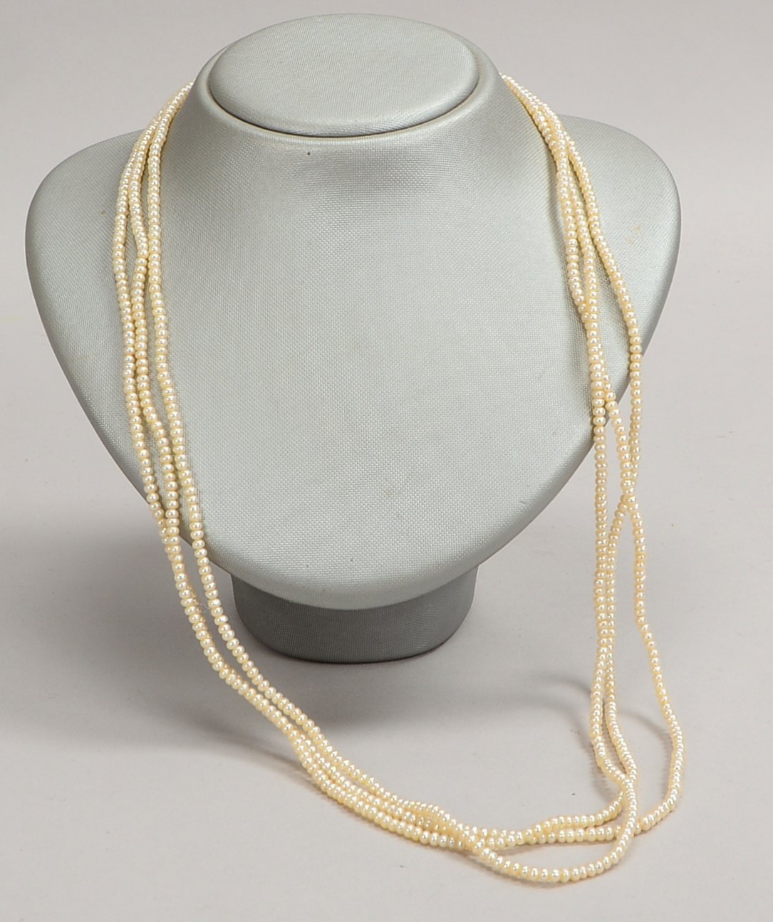 Collier, 3-reihig, Zuchtperlen/Ø 3 mm, mit 750 GG-Schließe; Gewicht Schließe ca. 1 g
