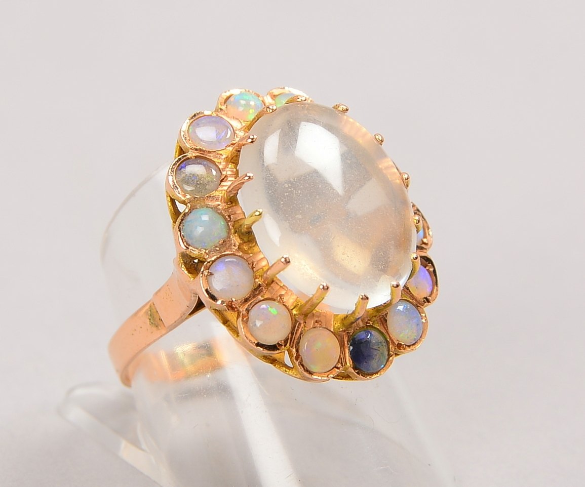 Ring, 585 GG (gepr.), Opalcabochon mit Entourage aus kl. Opalen; RG 59, Gewicht 6 g