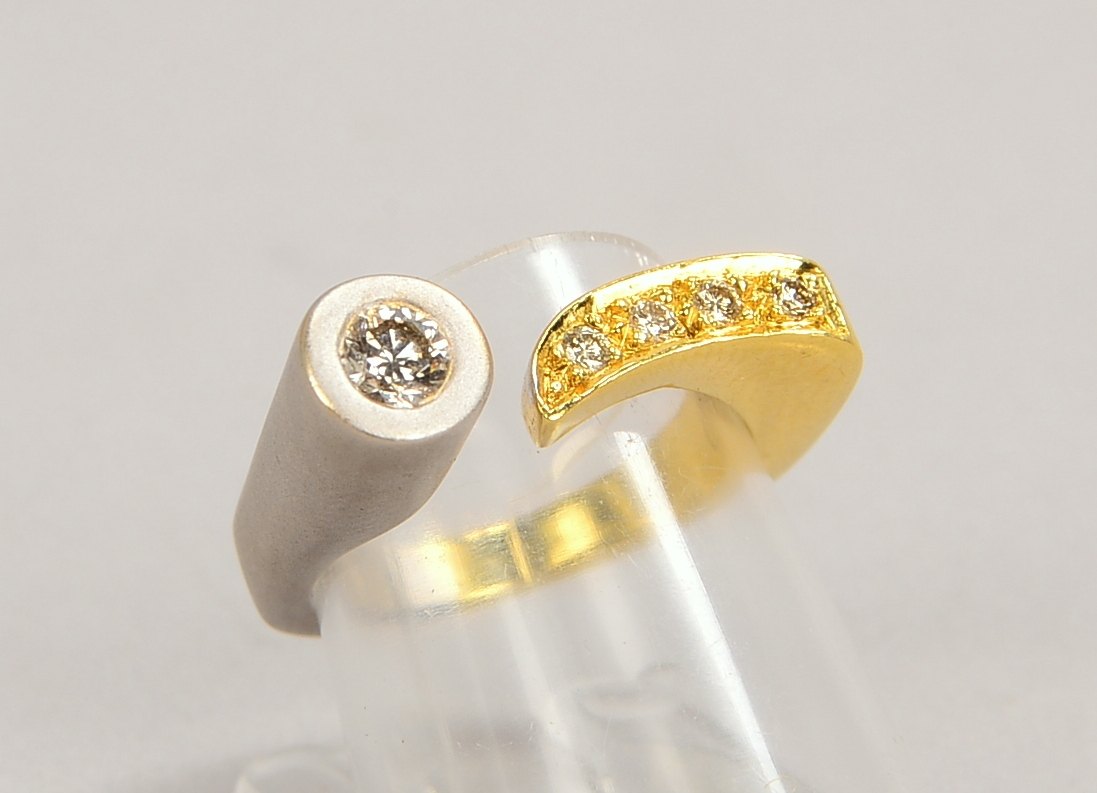 Designerring, 750 GG/WG (gestempelt), mit 5-fachem Brillantbesatz/zusammen ca. 0,26 ct, Farbe 'G-H',
