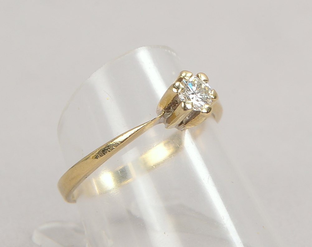 Ring, 585 WG (gestempelt), besetzt mit einzelnem Brillant von ca. 0,25 ct; RG 56, Gewicht 2,10 g