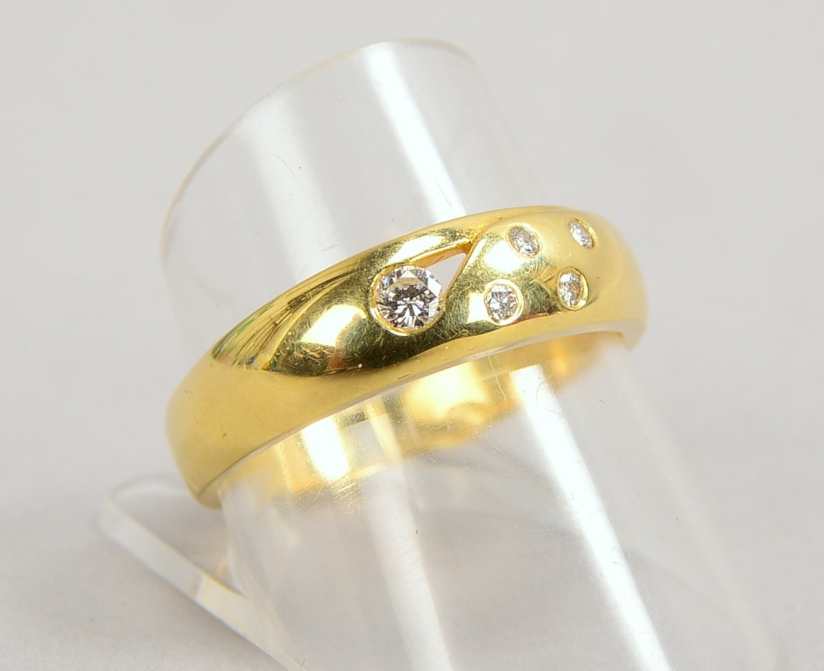 Ring, 585 GG (gestempelt), besetzt mit 5x kleinen Brillanten; RG 59, Gewicht 3,80 g