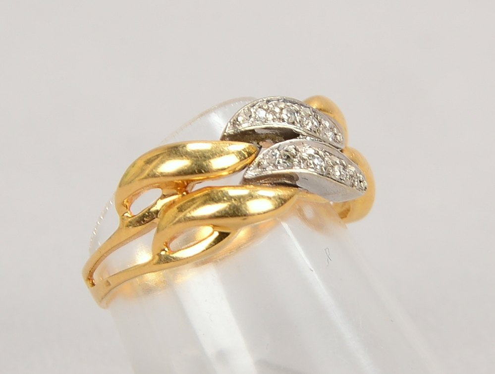 Ring, 585 GG/WG (gestempelt), besetzt mit 8x kleinen Diamanten; RG 51, Gewicht 4,20 g