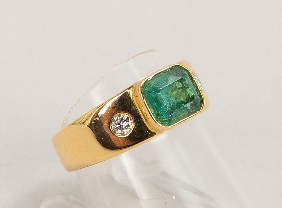 Ring, 585 GG (gestempelt), mit einzelnem Smaragd von ca. 1,65 ct und 2-fachem Brillantbesatz/zusamme