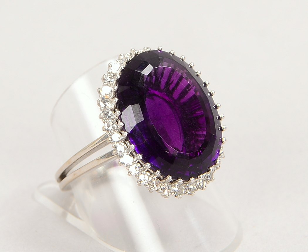 Ring, 585 WG (geprüft), besetzt mit einzelnem Amethyst von ca. 12,30 ct, Stein im Ceylonschliff, mit