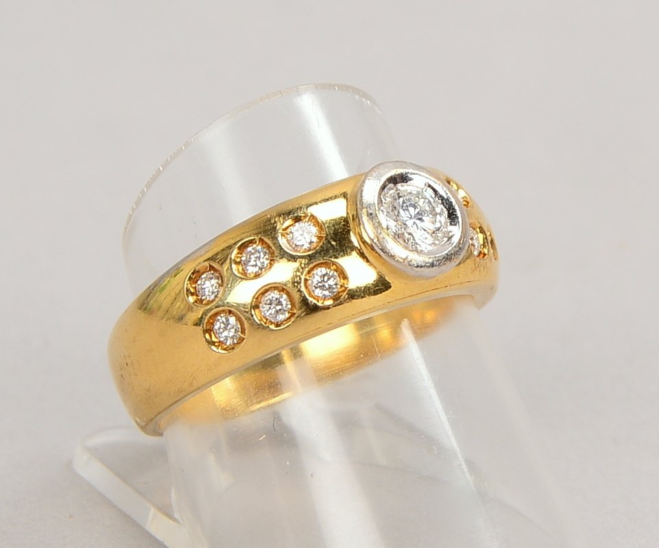 Ring, 585 GG (gestempelt), mit 13-fachem Brillantbesatz/zusammen ca. 0,60 ct; RG 58, Gewicht 6,60 g