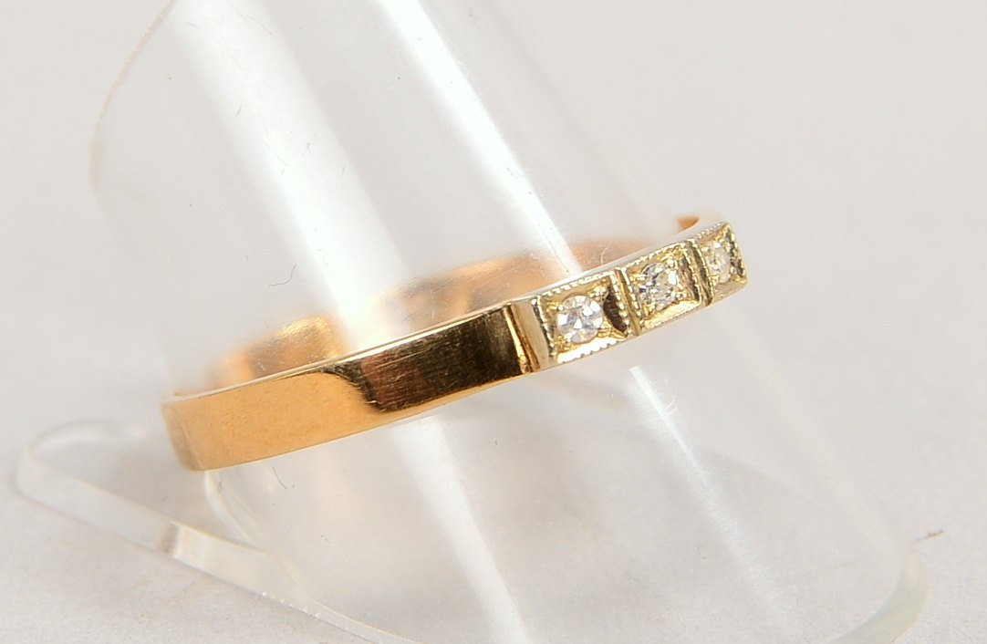 Ring, 585 GG (gestempelt), besetzt mit 3x kleinen Diamanten; RG 63, Gewicht 2,10 g (Ringschiene mit