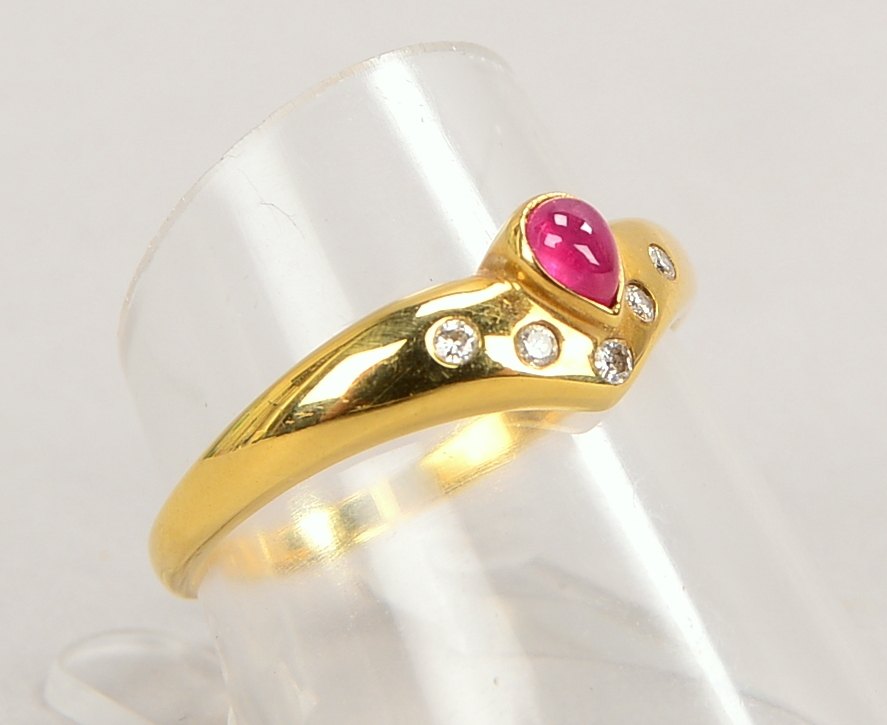 Ring, 585 GG (gestempelt), besetzt mit einzelnem Rubin, Stein im Cabochonschliff, und 5x kleinen Dia