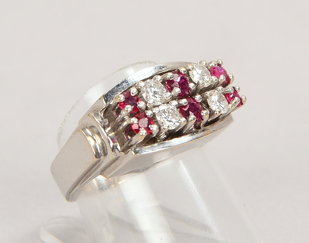Ring, 585 WG (gestempelt), mit 4-fachem Brillantbesatz/zusammen ca. 0,48 ct, und 6x kleinen Rubinen;