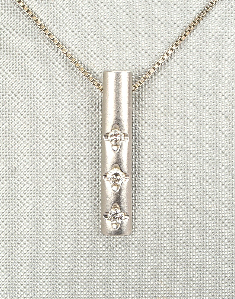 Juwelier Christ/Bremen, Halskette mit Anhänger, 585 GG (gestempelt), Anhänger mit 3-fachem Brillantb