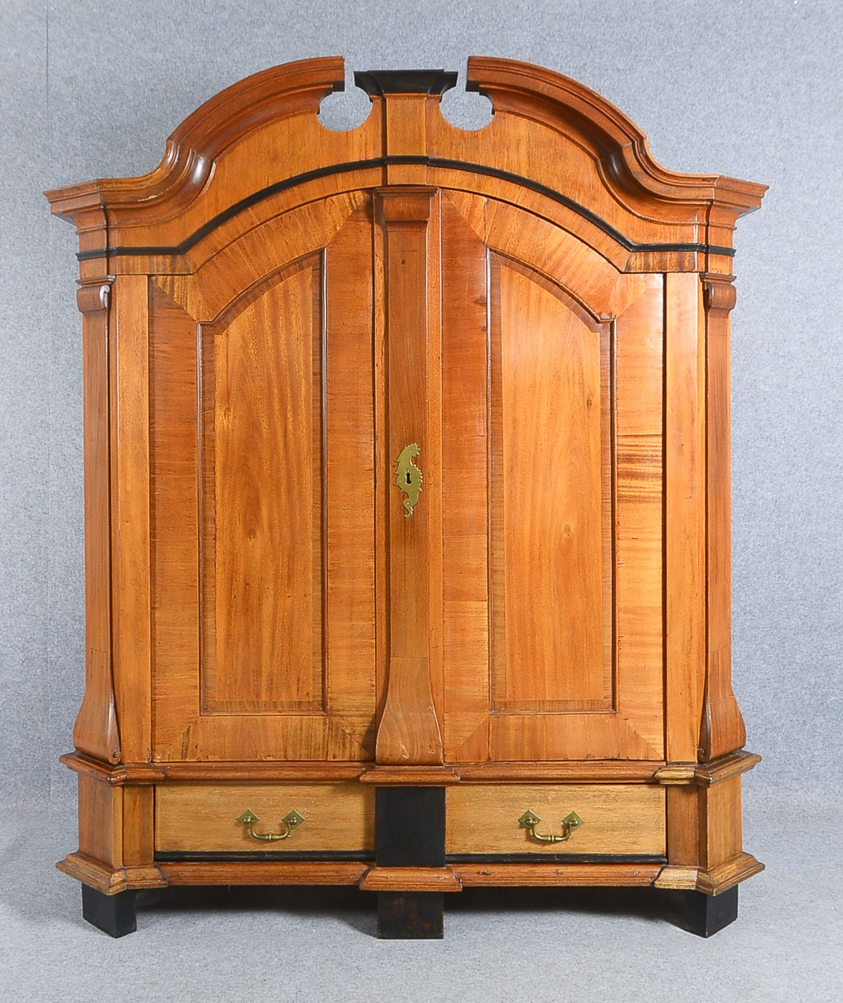 Barockschrank (wohl norddeutsch, um 1800), Mahagoni auf Nadelholz/partiell ebonisiert, gebogener pro