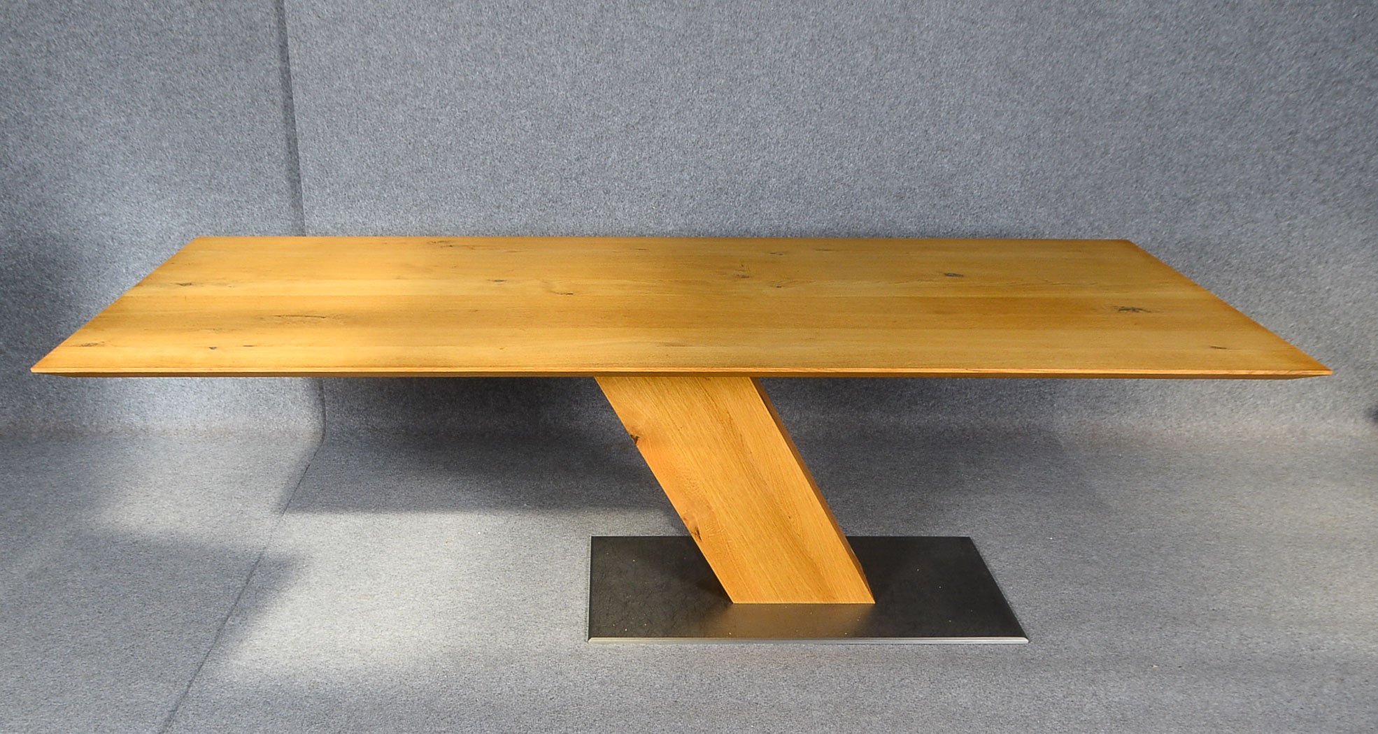 Scholtissek/St. Gallen (Schweiz), Designer-Esstisch, Eichenholz und Metall, Tischplatte in Tablettfo