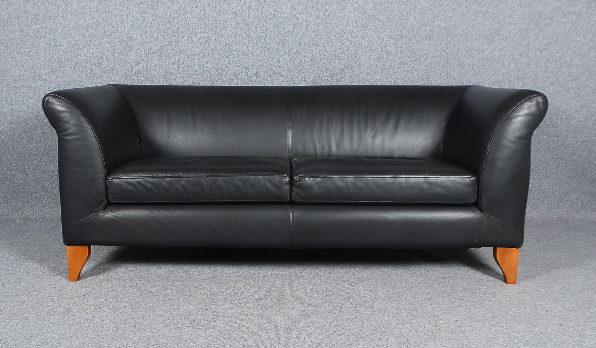 Dema/Italien, Designer-Sofa/Zweisitzer, in klassischer Formgebung, hier: seltene Leder-Ausführung in