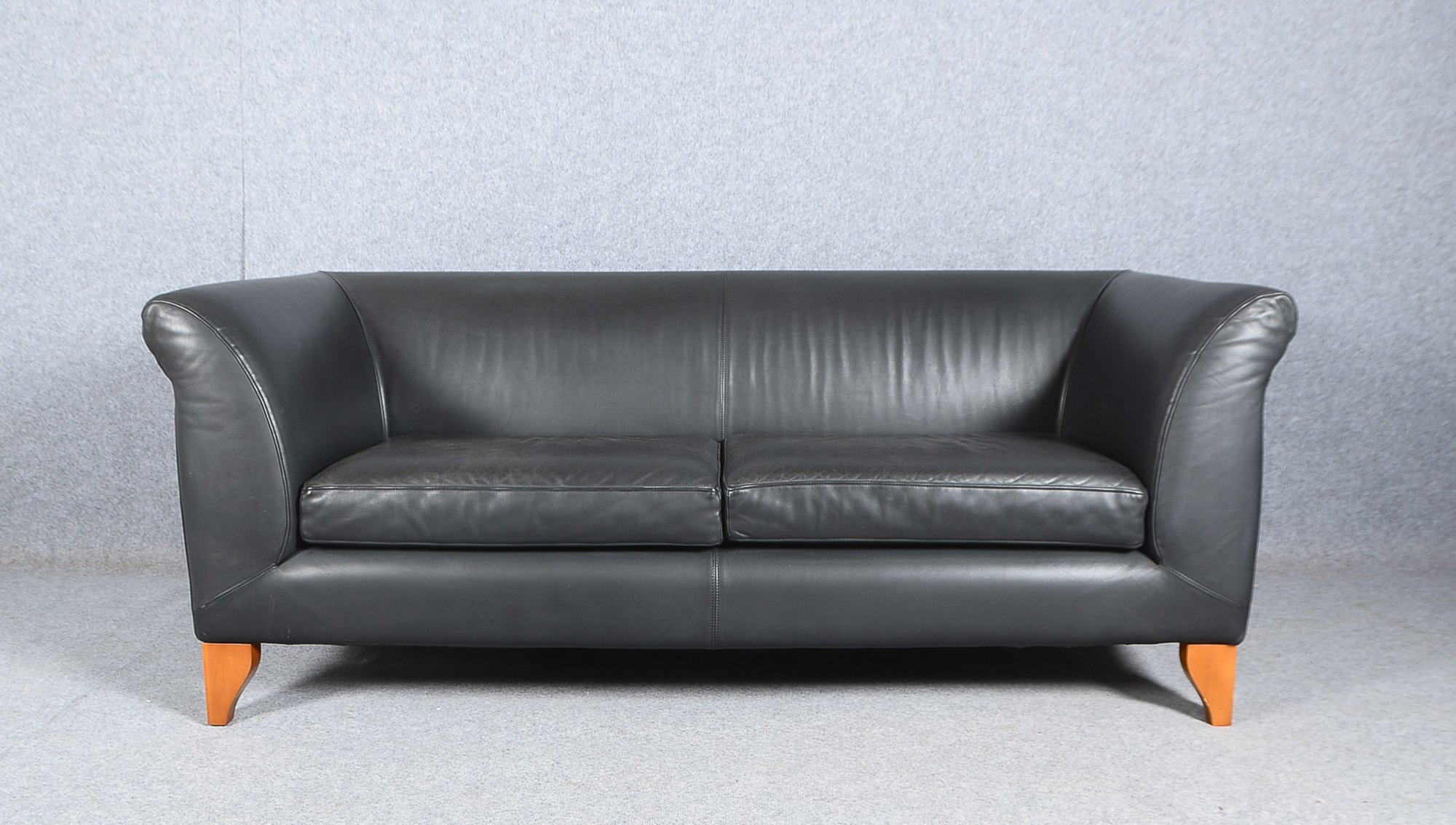 Dema/Italien, Designer-Sofa/Zweisitzer, in klassischer Formgebung, hier: seltene Leder-Ausführung in