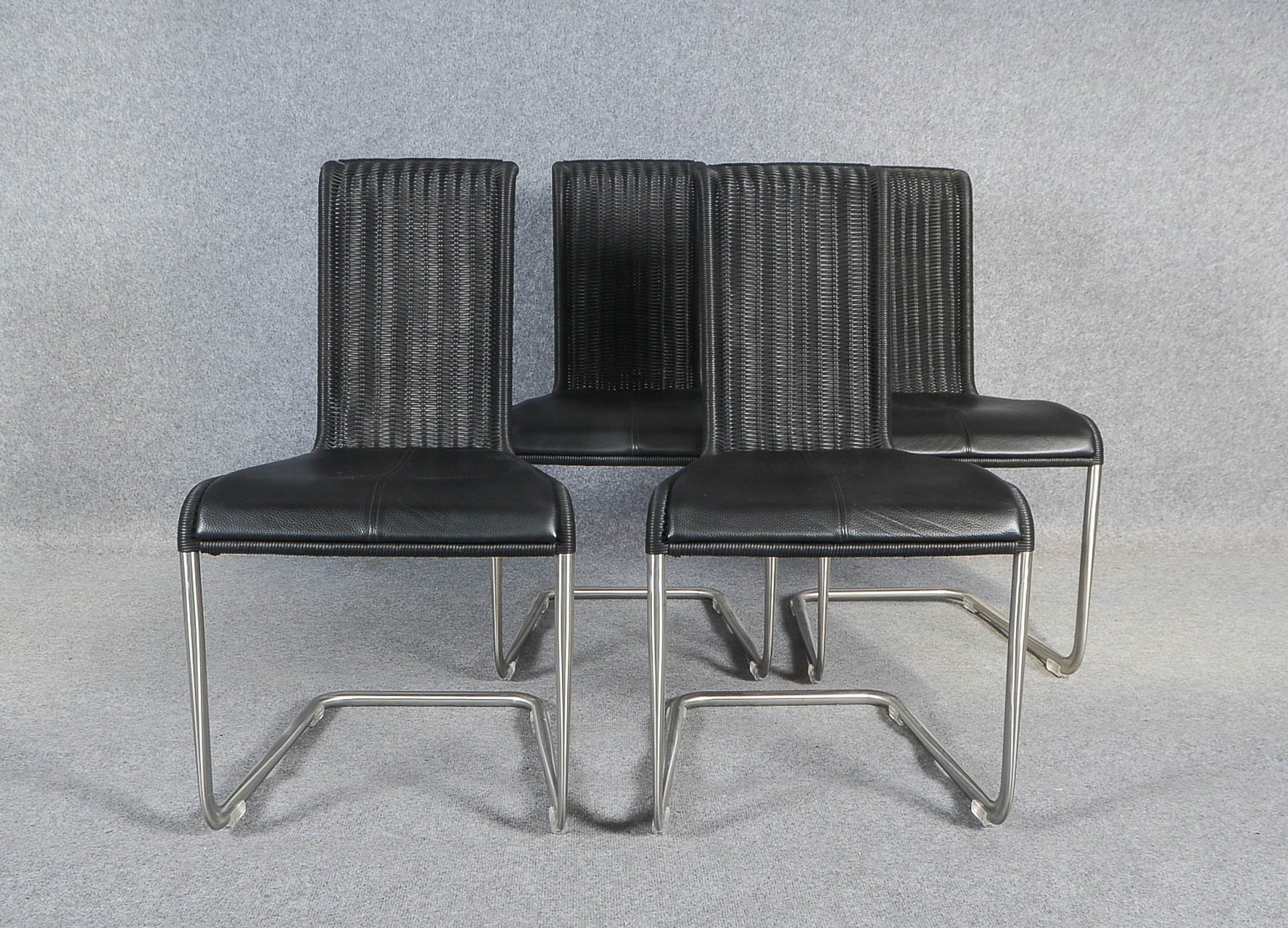 Tecta, Satz Designer-Kragstühle, Modell 'B20', Stahlrohr-Gestell mit Geflechtbespannung in Schwarz,