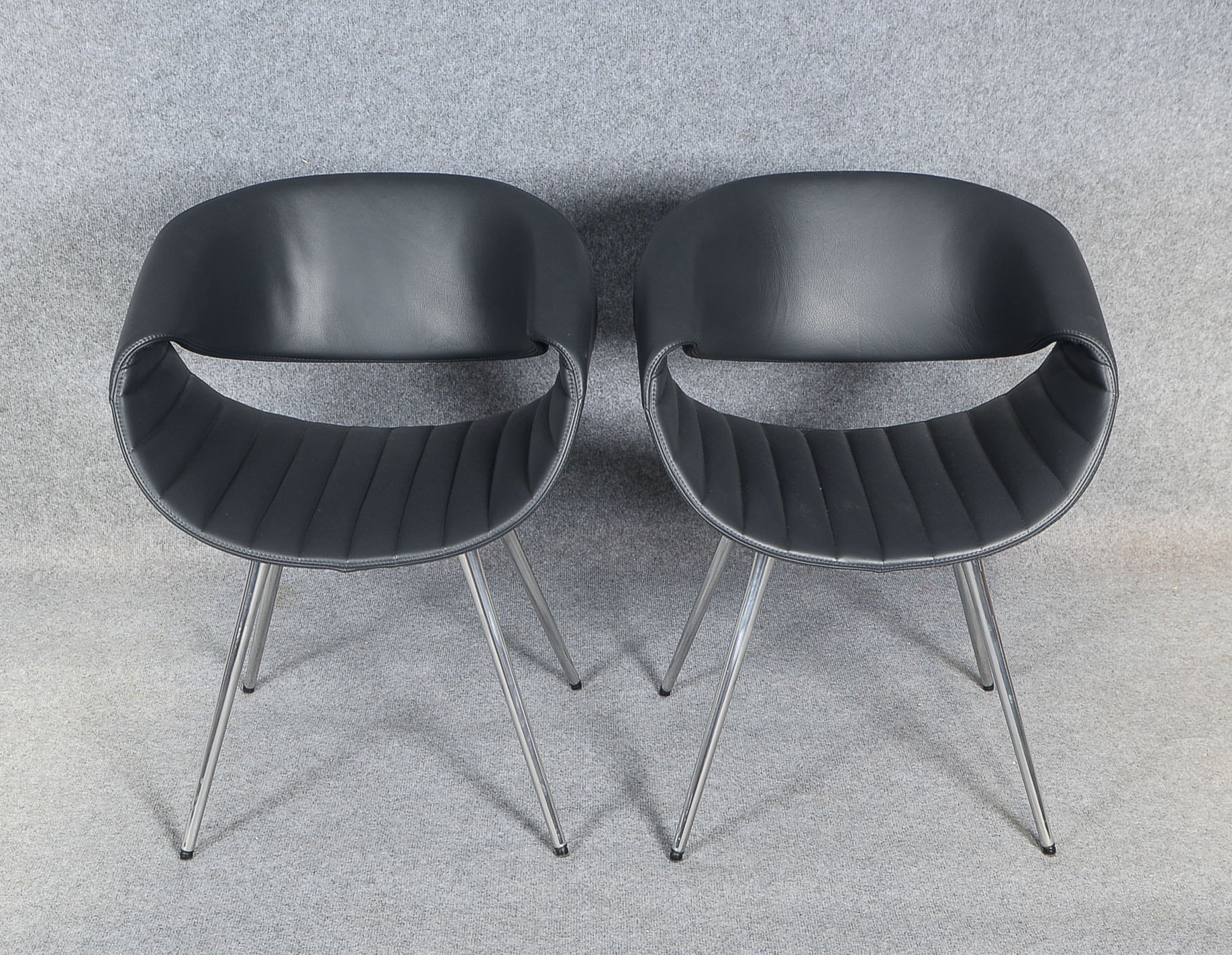 Züco (Schweiz), Paar Designerstühle/Loungesessel, Modell 'Little Perillo', Sitzschale mit anthrazitf