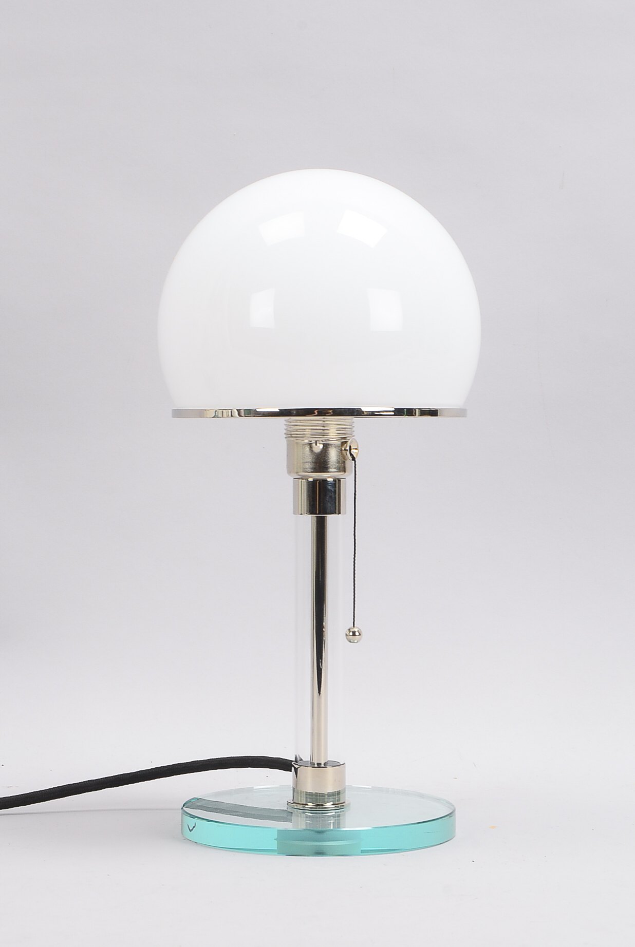 Tecnolumen (Bauhaus), Designer-Tischleuchte/sog. 'Wagenfeld-Lampe', Modell 'WG24', Glas und Metall/v