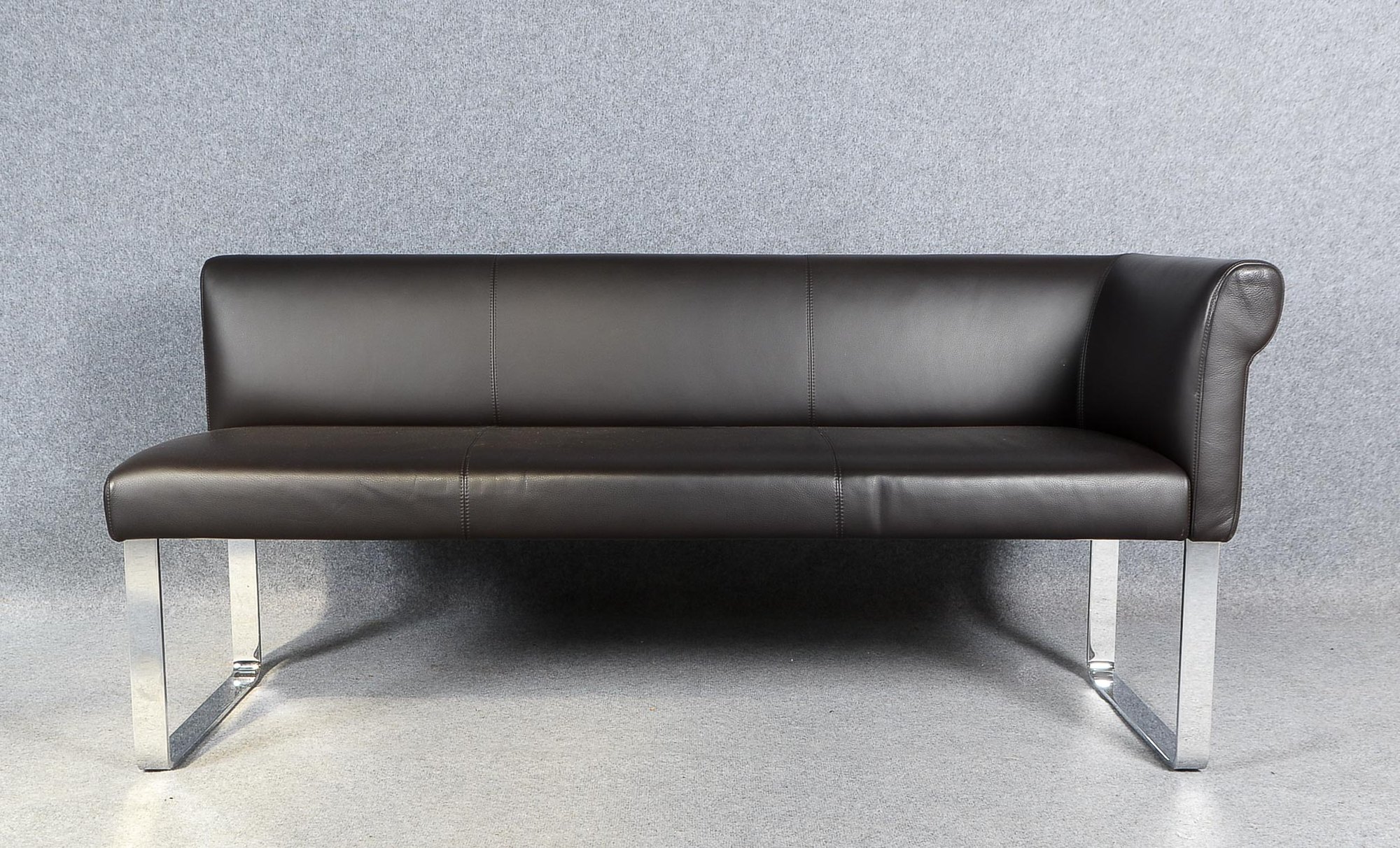 Cor Designersofa, in Recamiere Art, 3-Sitzer, dunkel braunes Leder, 2 verchromte Kufenfüße, sehr gep