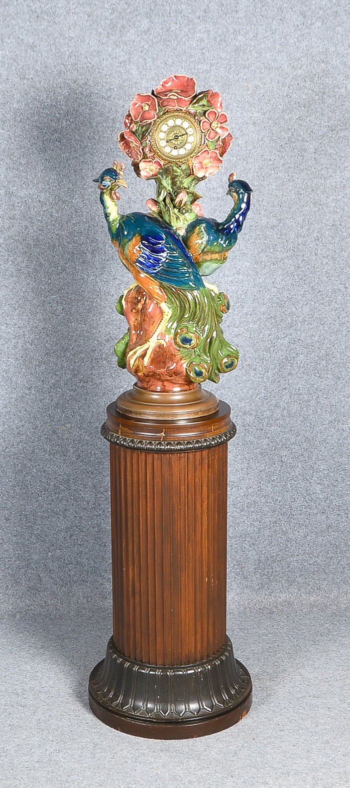 Große Jugendstil-Pfauen-Uhr, Majonika, punychrom bemalt, figürliche Gestaltung aus zwei Pfauen mit B