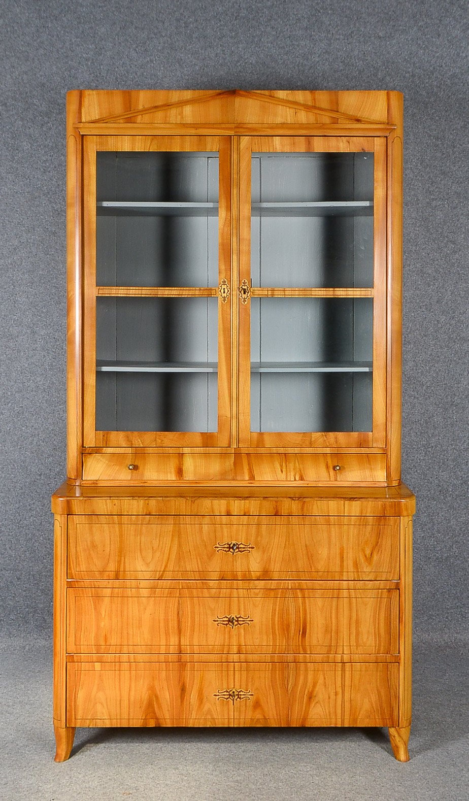 Aufsatzschrank (Biedermeier), Nadelholz mit Kirschholz-Furnier, 2-türiger Aufsatz/verglast, mit daru