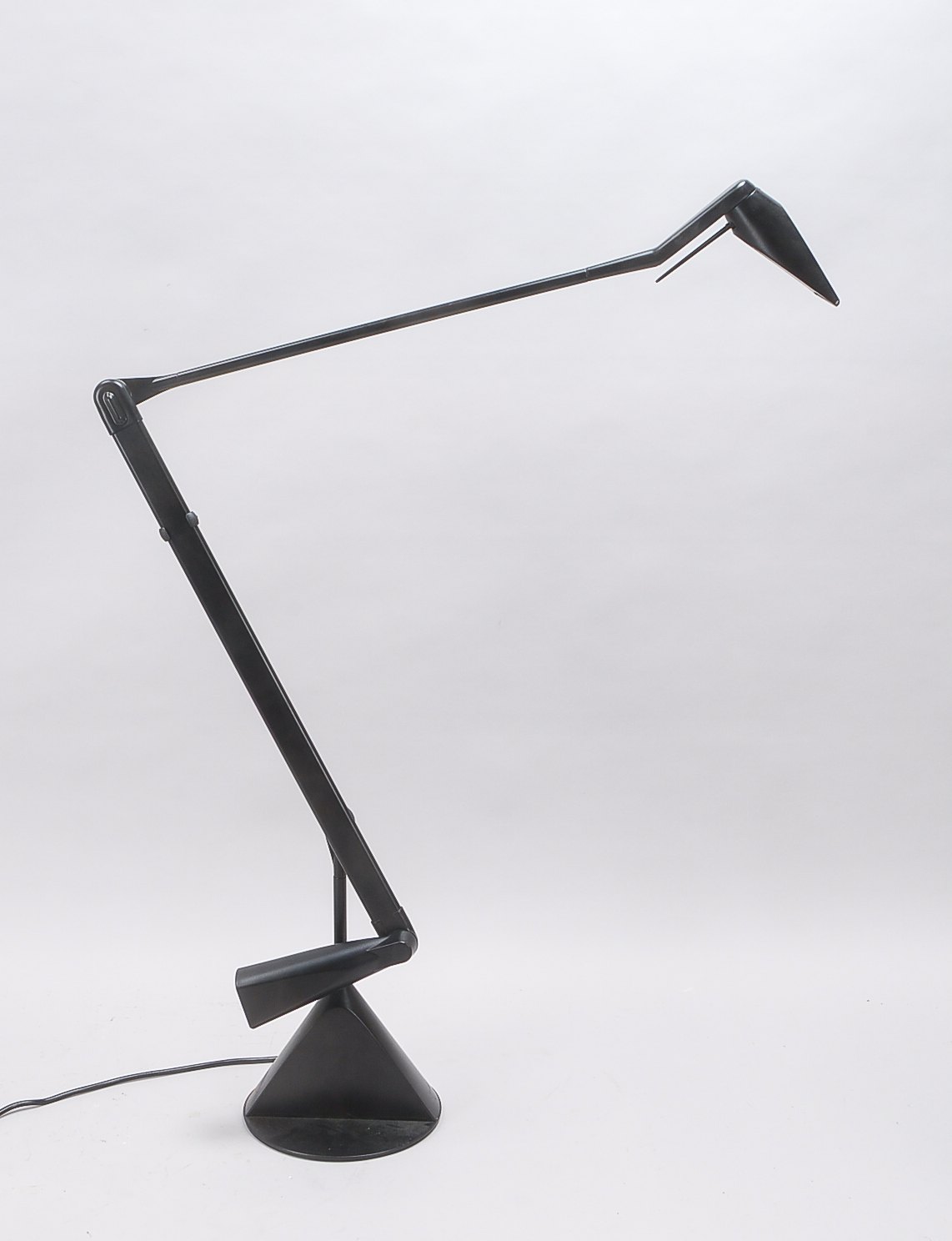 Lumina/Mailand (1990er Jahre), Schreibtischlampe, Modell 'Zelig', schwarzes Aluminium, mit Gegengewi