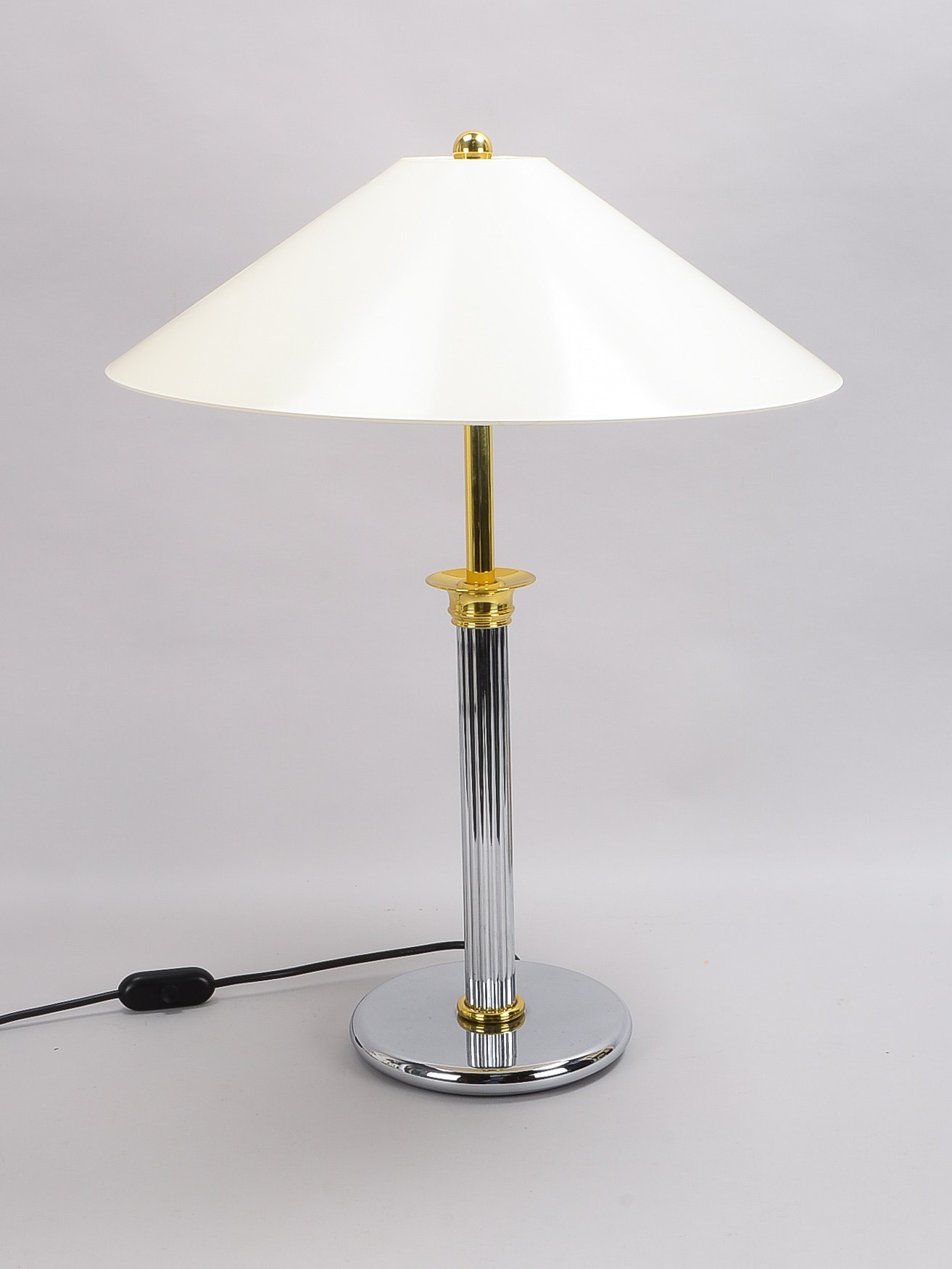Tischlampe, Messing, 3-flammig, verchromtes Metall, mit weißem Kunststoffschirm, Lampe mit Schnursch