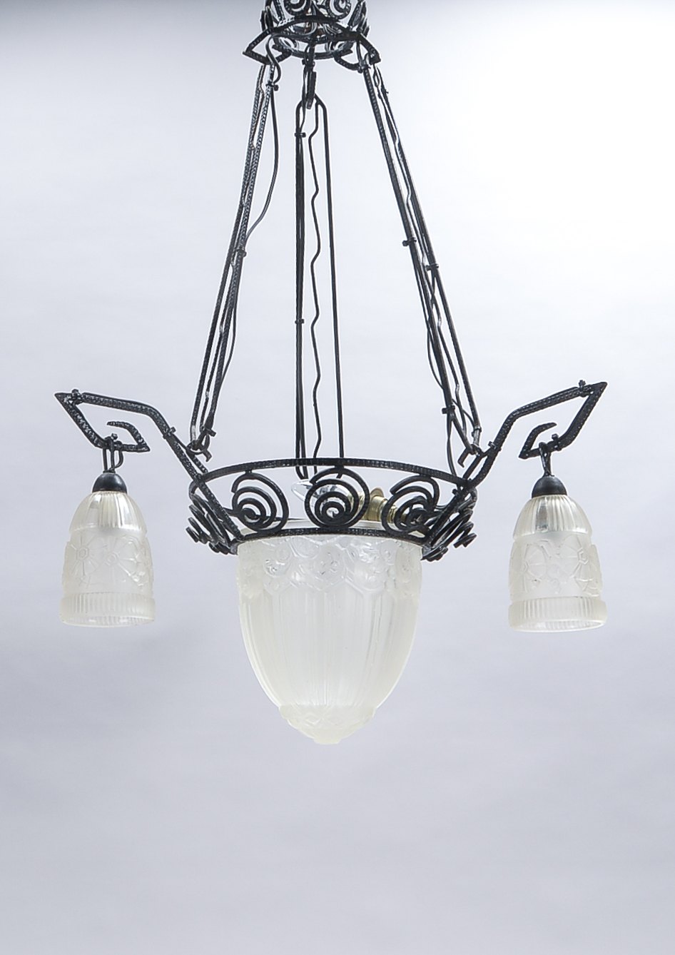 Antike Deckenlampe (Jugendstil, um 1920), 4-flammig/3x kleinere Schirme um großen zentralen Schirm,