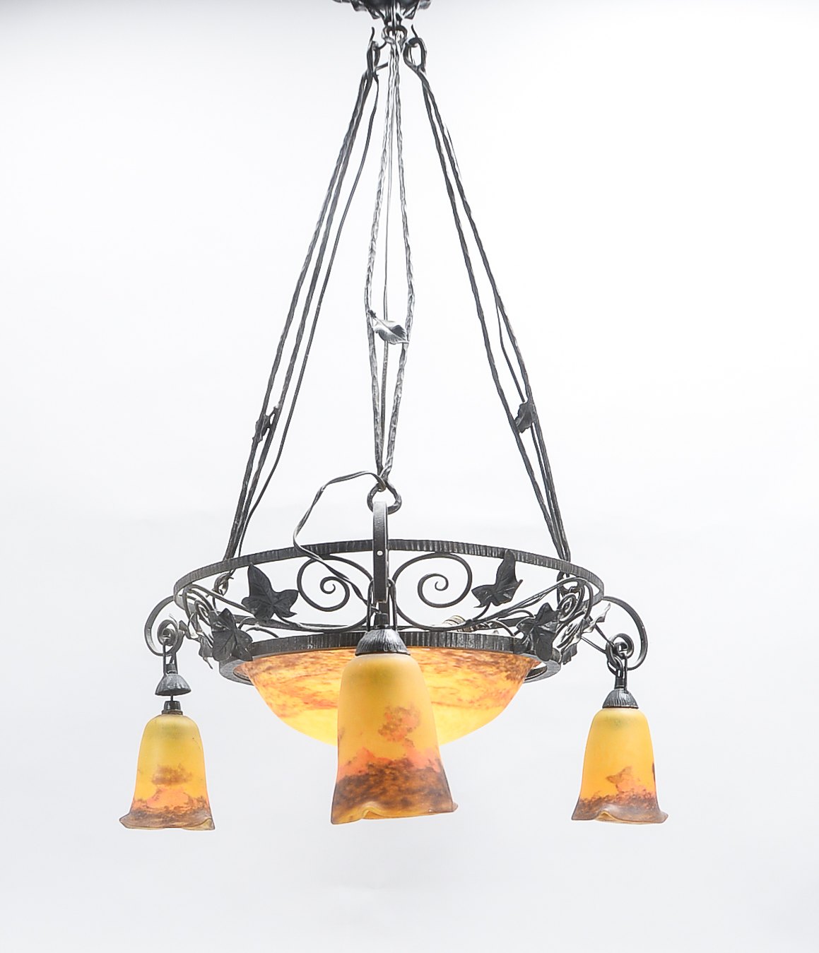 Deckenlampe (1920er/1930er Jahre), 4-flammig, schwarz gefasste Eisenmontierung, 4x Glasschirme mit F