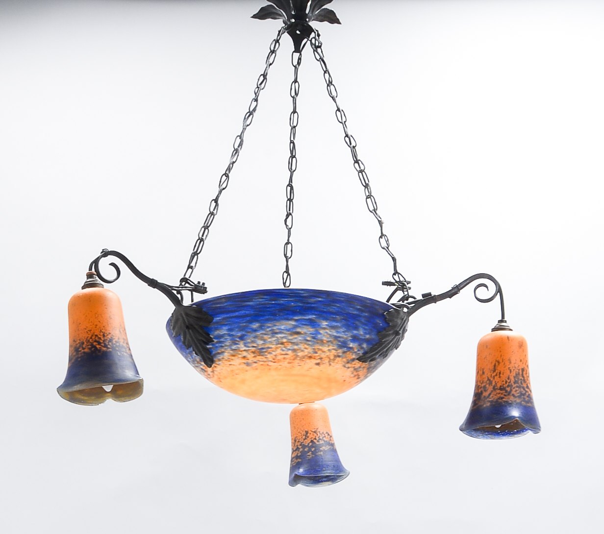 Deckenlampe (1920er/1930er Jahre), 4-flammig, schwarz gefasste Eisenmontierung/mit Blattdekor, 4x Gl