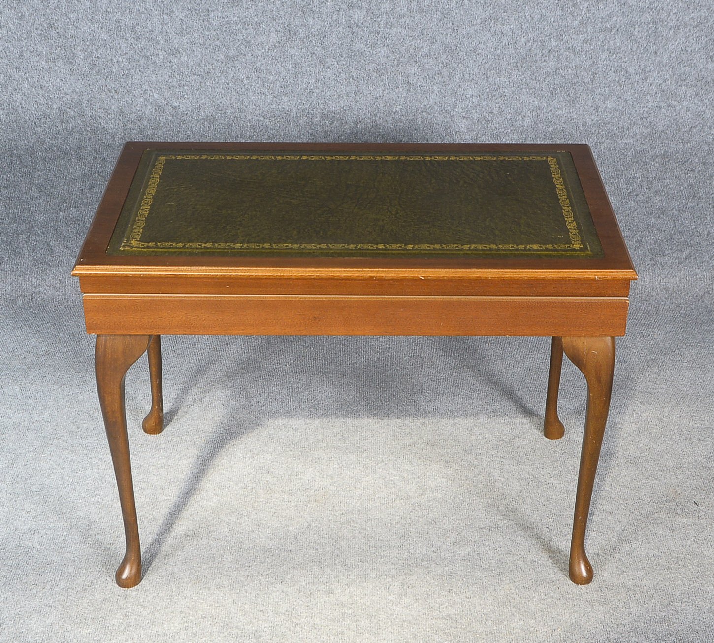 Bestecktisch (im englischen Stil), Mahagoni, scharnierte Zarge, Deckplatte mit Lederbezug; Maße 56 x