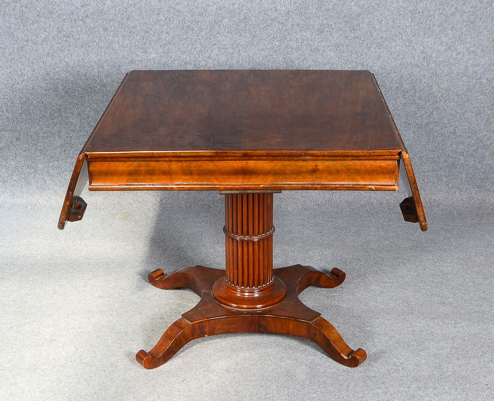 Spieltisch (Biedermeier), Mahagonifurnier, 2-schübige Zarge mit aufklappbaren Seiten, kannelierter S