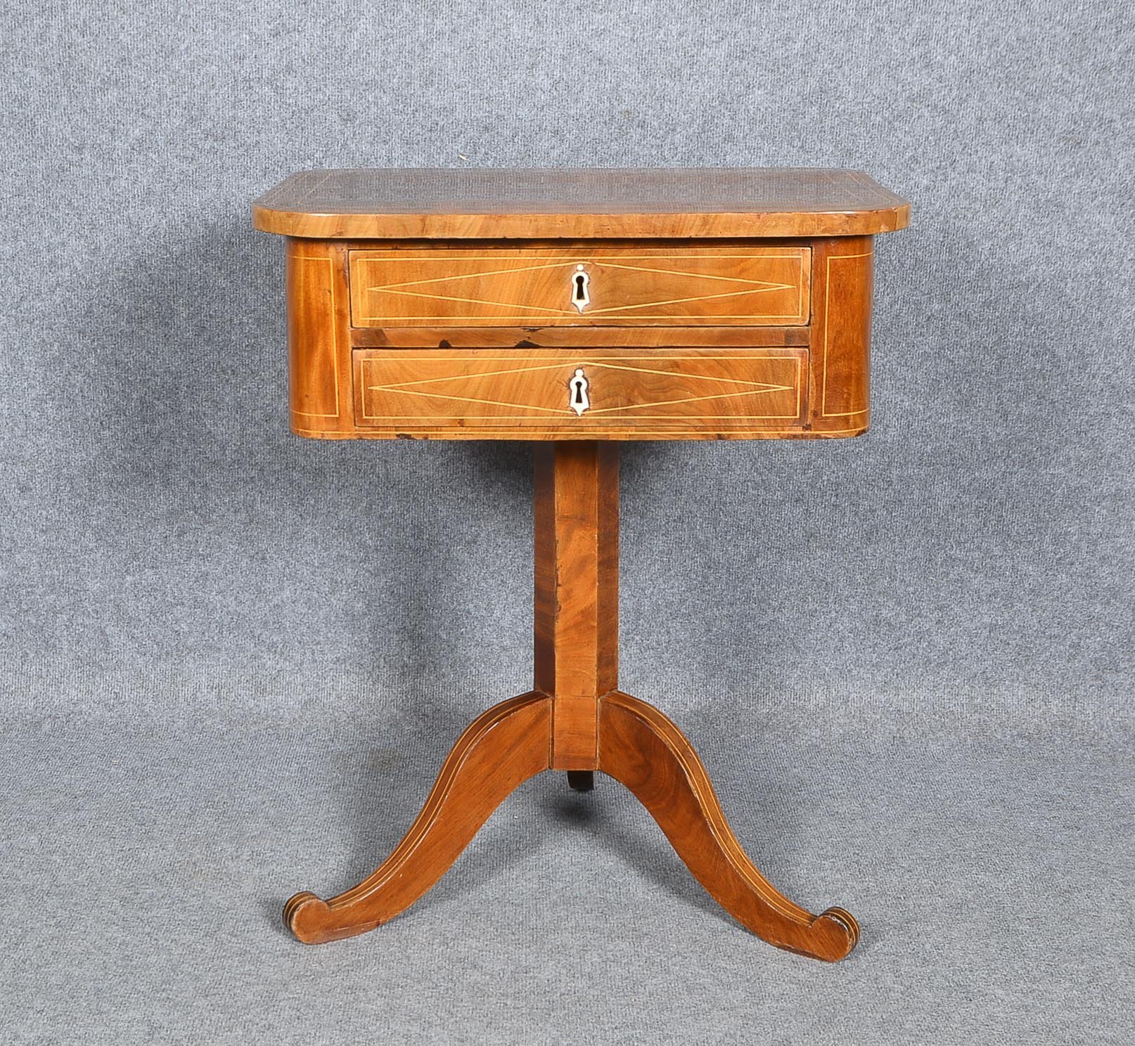 Nähtisch (Biedermeier), furniert/mit Fadenintarsien, 2-schübig - davon 1x mit Fächereinteilung, auf