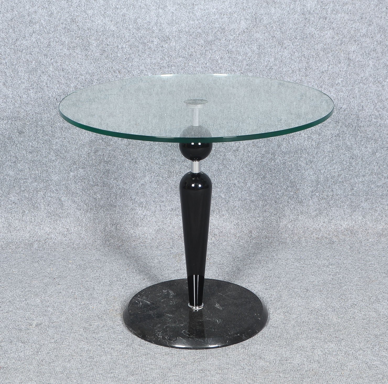 Couchtisch, runde Starkglas-Platte auf balusterförmigem Schaft/schwarze Elemente und verchromtes Met
