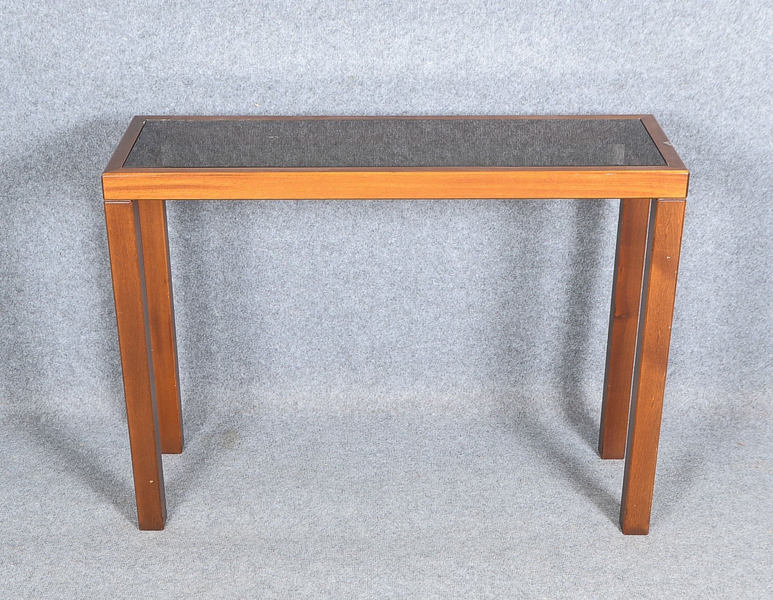 Anrichtetisch, Magahoni, Korpus mit eingelegter Rauchglas-Platte; Höhe 74 cm, Breite 100 cm, Tiefe 3