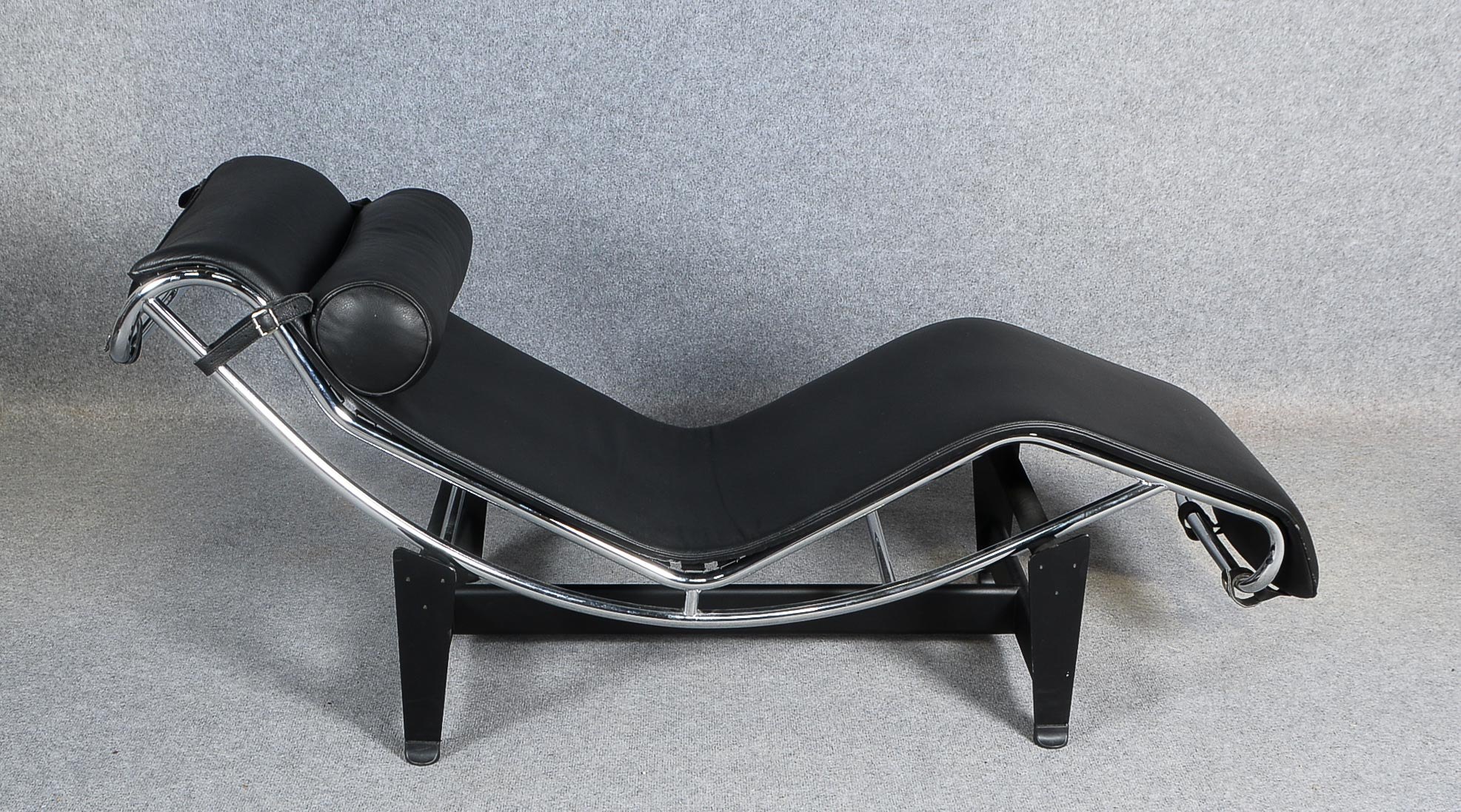 Designer-Liege, Modell ähnlich LeCorbusier (Hersteller unbekannt), Gestell verchromter Stahl, mit Le