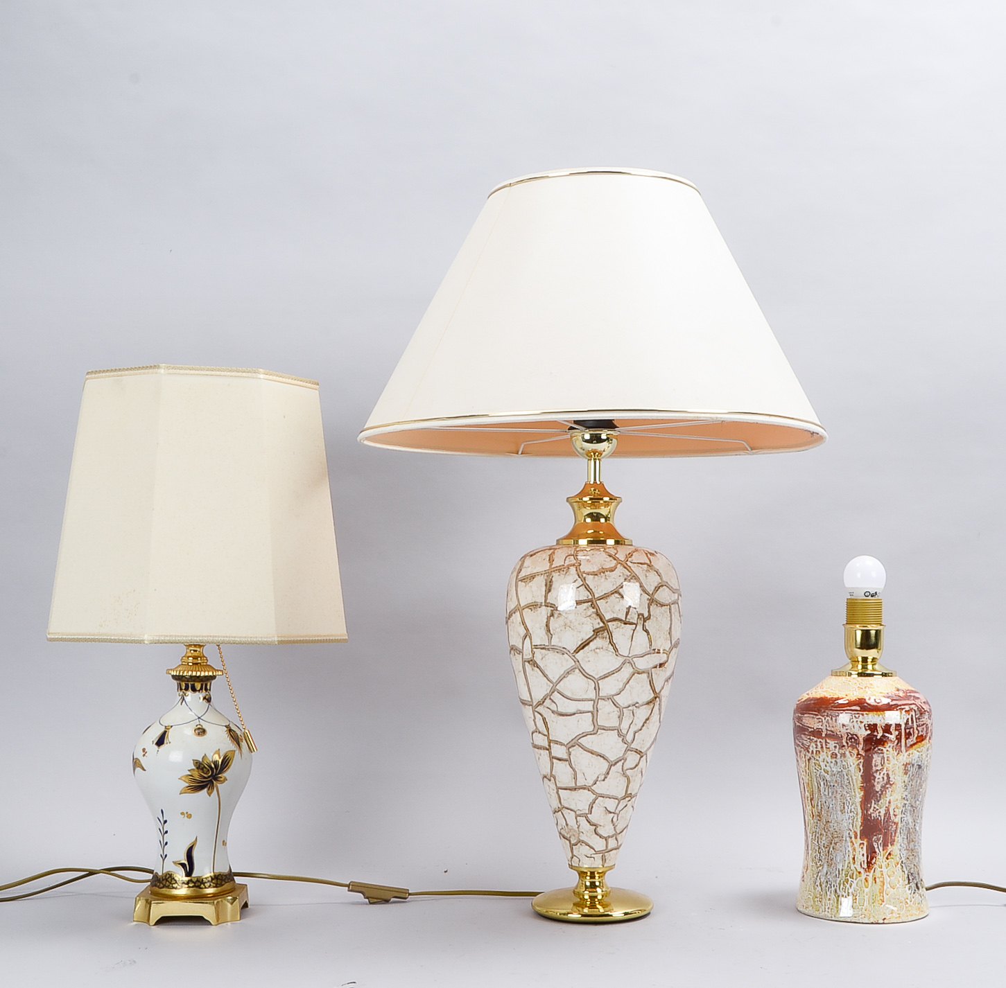 Kleines Tischlampen-Konvolut, verschiedene Ausführungen, Korpus jeweils Porzellan/Keramik, 3 Stück/d