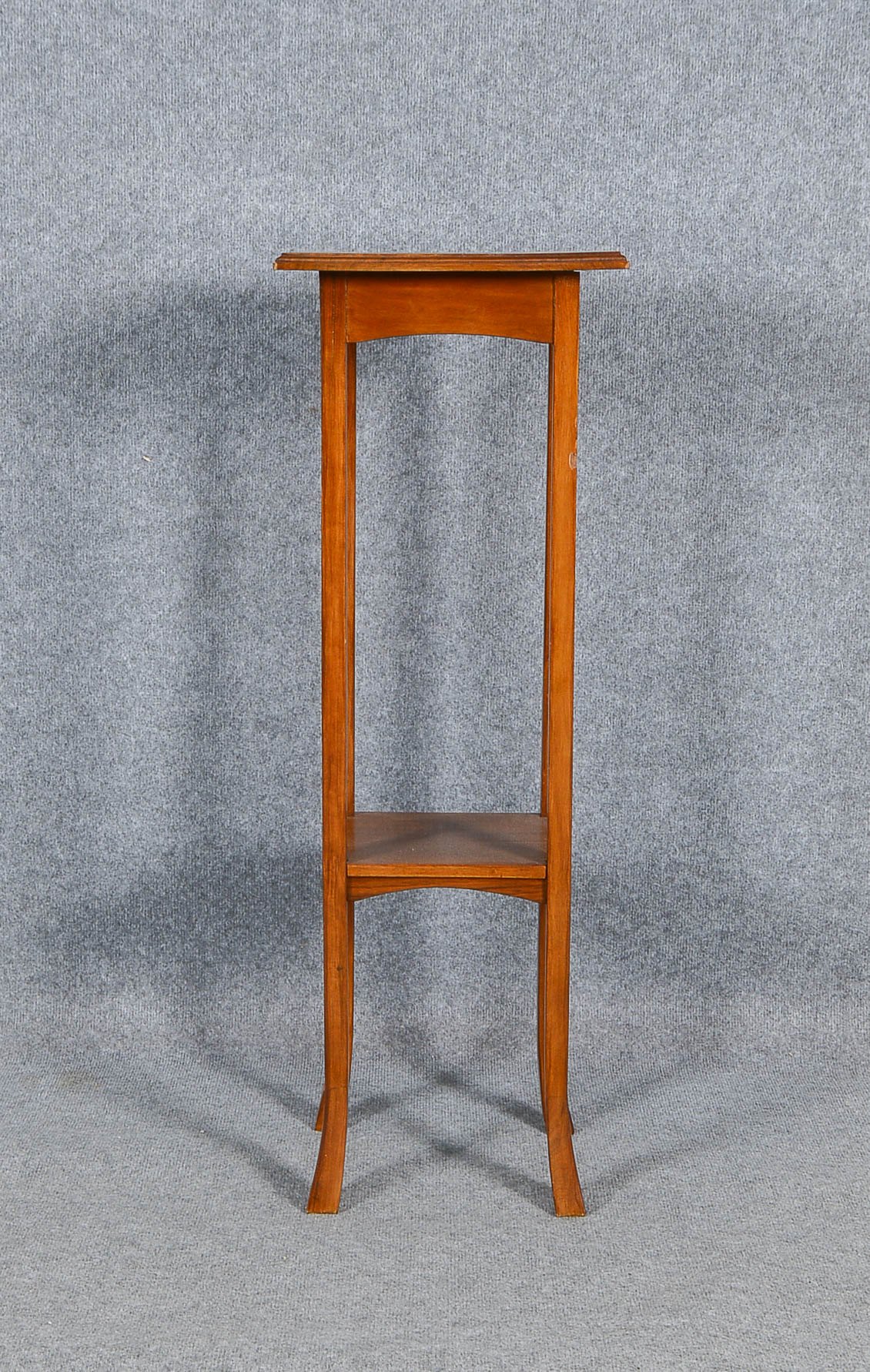 Blumenständer, Mahagoni, 2 Ebenen, auf schlanken Beinen - unten leicht geschwungen; Höhe 96,5 cm, Ma