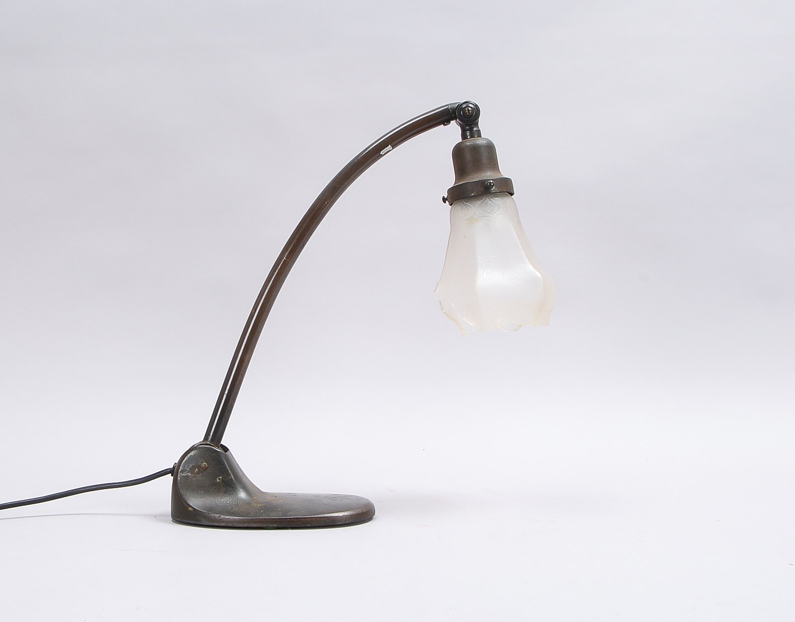 Tischlampe (Jugendstil), schwerer Bronzefuß, mit Glasschirm/2-fach verstellbar, unterseitig gemarkt