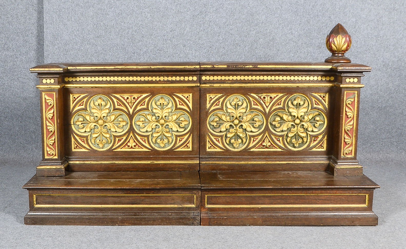Kommunionsbank, Eiche, zum Teil ornamental geschnitzt, partiell vergoldet und farbig gefasst; Breite